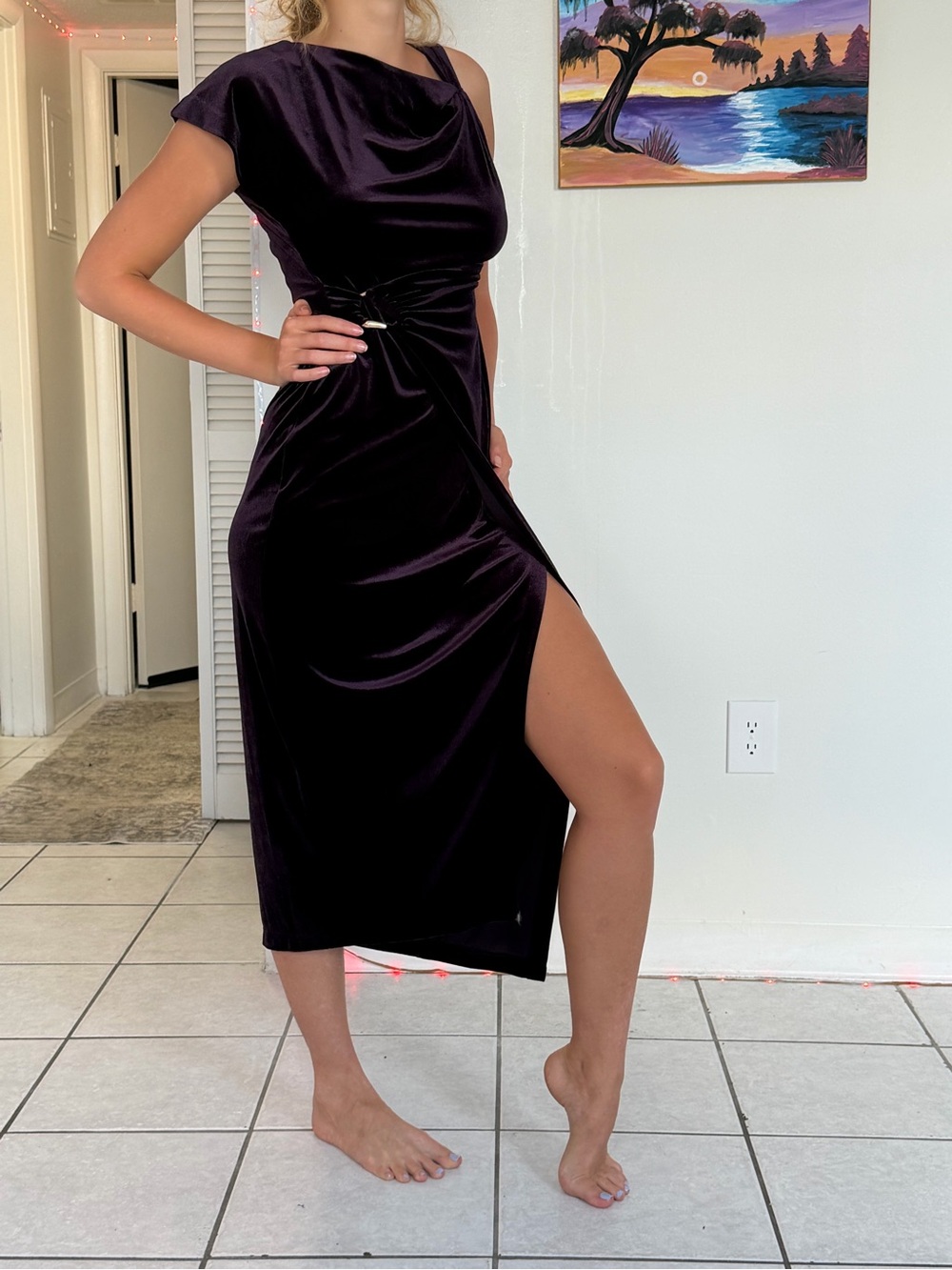 Elegant Violet Velvet One-Shoulder Midi Dress with Side Slit - Picture 5 of 6